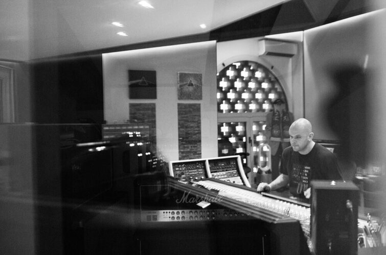 Corrado Molon nello studio di produzione musicale