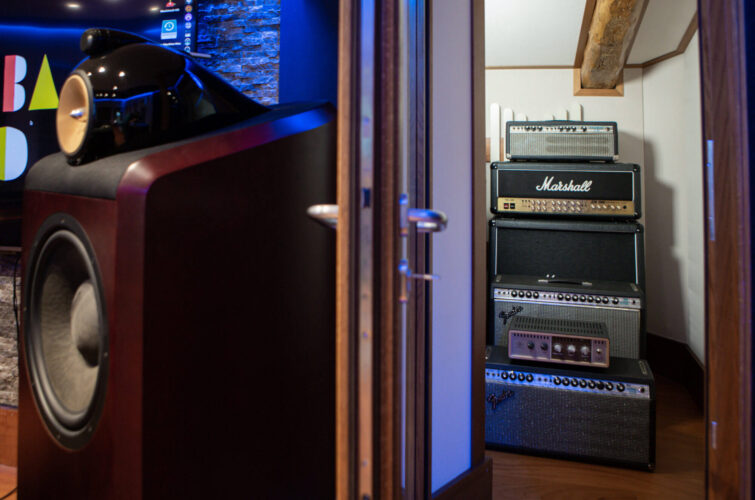 recording-studio-rooms-speakers-amplifiers